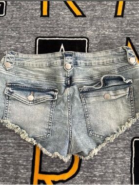 Light Wash Denim Frayed Hem Women’s Shorts